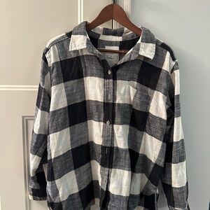American Eagle Outfitters Black and White Plaid Shirt boyfriends fit